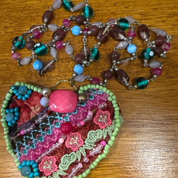 Handmade heart necklace on vintage glass chain - Picture 7 of 9